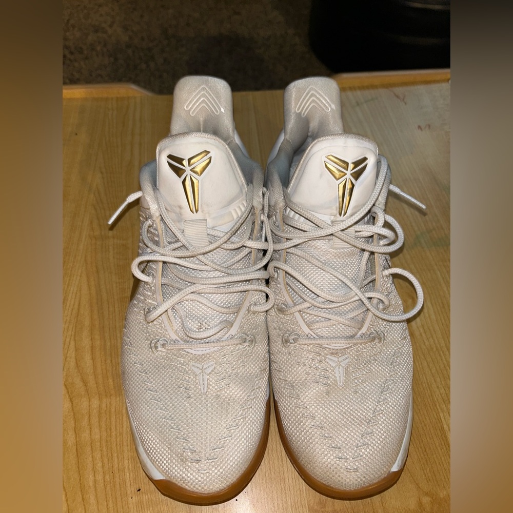 KOBE 5 A.D. BIG STAGE. SIZE 9.5. 9/10 condition.